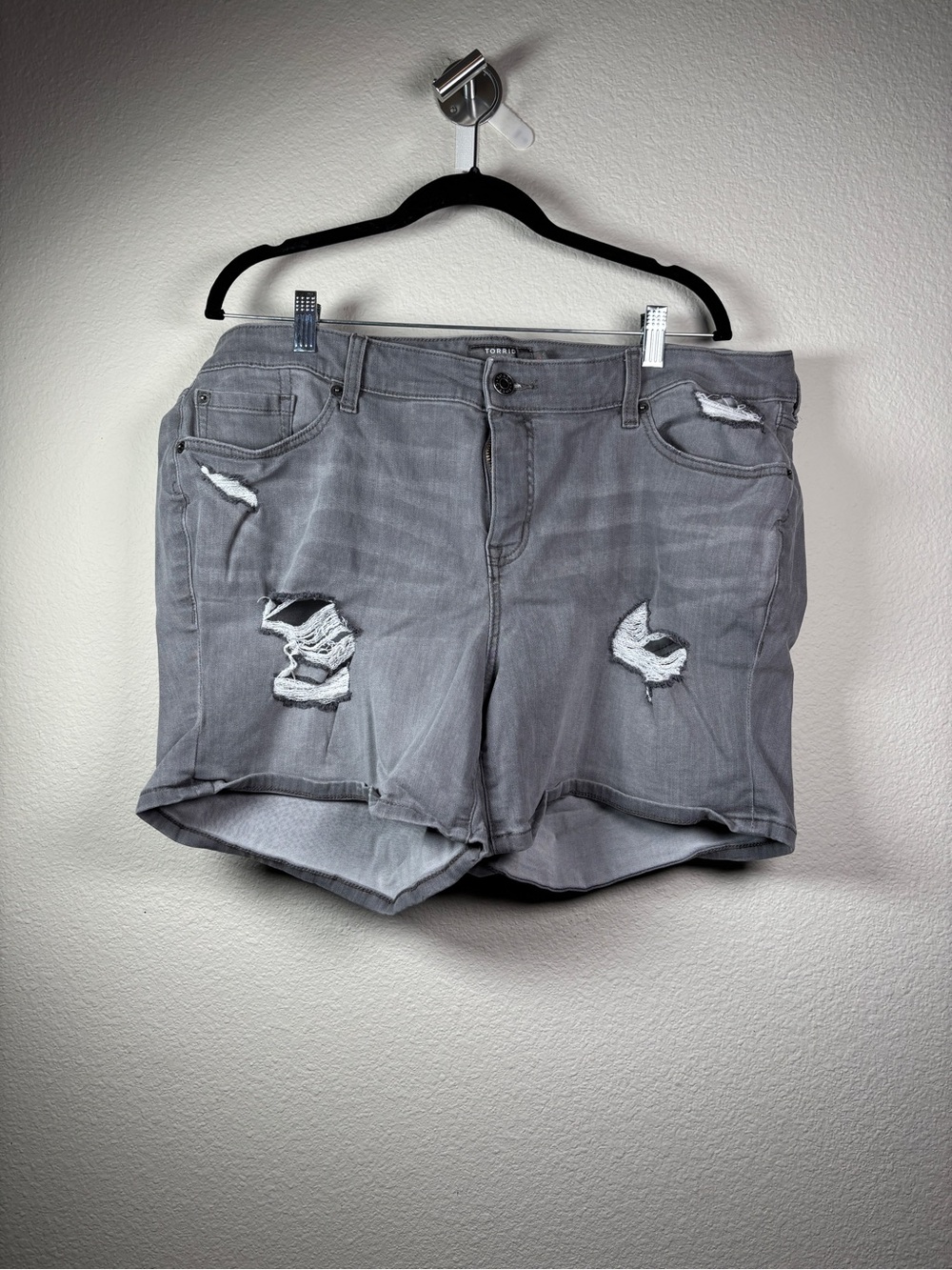 Torrid Size 20 Gray Distressed Denim Mid Rise Short Shorts